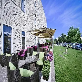 City Hotel فندق