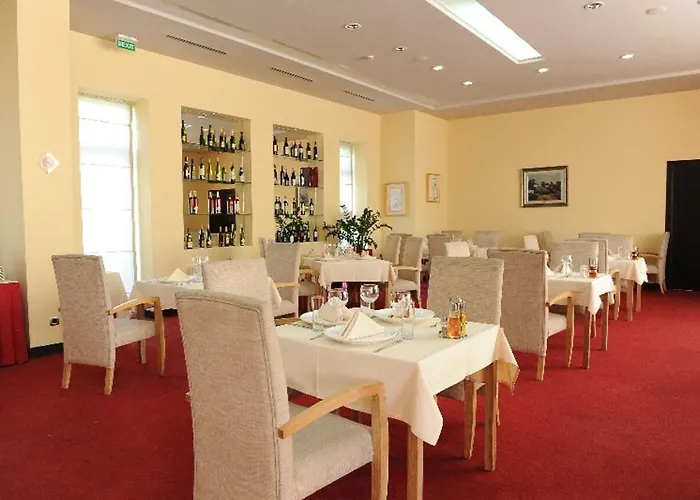 City Hotel Готель 4*