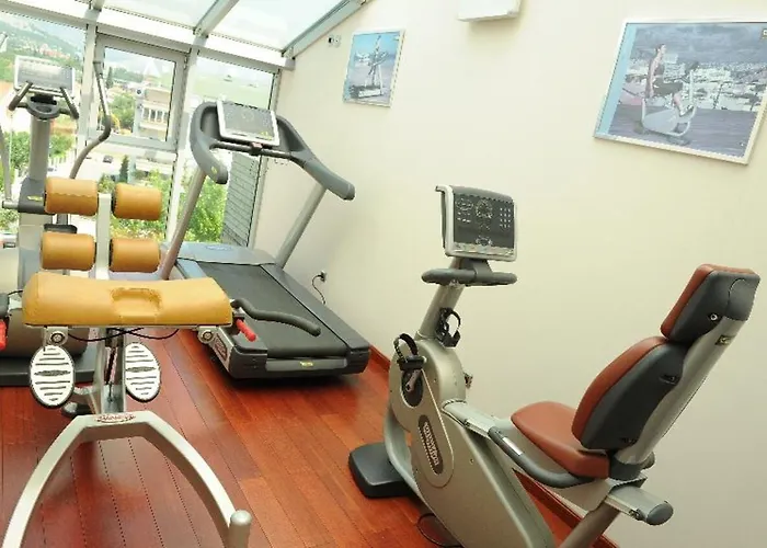 City Hotel Готель