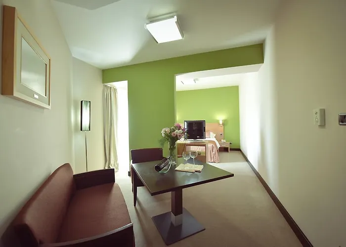 City Hotel Готель