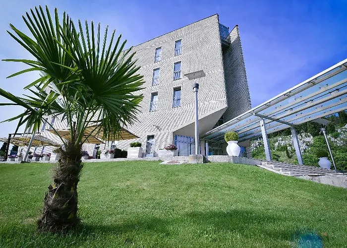 City Hotel Готель