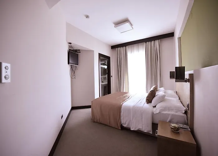 City Hotel Готель 4*