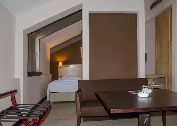 City Hotel Готель