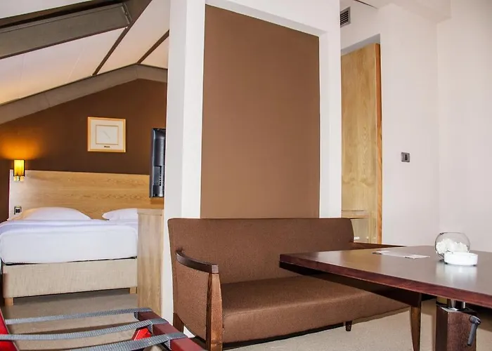 City Hotel Готель 4*